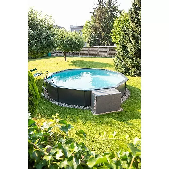 Steinbach Stahlwand-Pool Nuovo de Luxe II - Ø x H: 550 x 120 cm, Grau/Grau, 25.600 l - Dunkelgrauer Aufstellpool mit blauem Wasser in sonnigem Garten, mit Leiter und Pumpengehäuse.