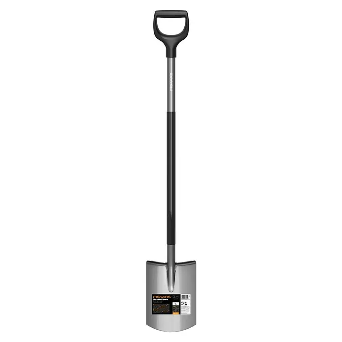 Fiskars Ergonomic Gärtnerspaten - Rund, 1,25 m - Nahaufnahme eines Fiskars Spatens mit D-Griff, ideal für Gartenarbeiten. Das Werkzeug ist robust und langlebig für verschiedene Grabungsarbeiten.