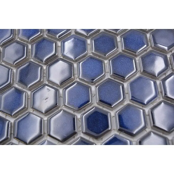 Mosaikfliese Hexagon Uni HX 260 - 26 x 30 cm, Blau, Glänzend - Nahaufnahme von blauen sechseckigen Mosaikfliesen. Die glänzenden Fliesen sind dicht aneinandergereiht und erzeugen ein geometrisches Muster.