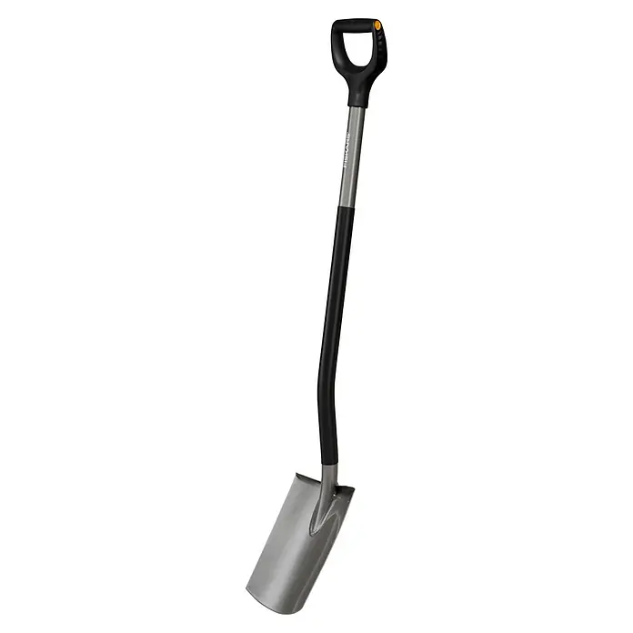 Fiskars Ergonomic Gärtnerspaten - Rund, 1,25 m - Nahaufnahme eines Fiskars Gartenspatens mit D-Griff, ideal zum Graben und Pflanzen im Garten.