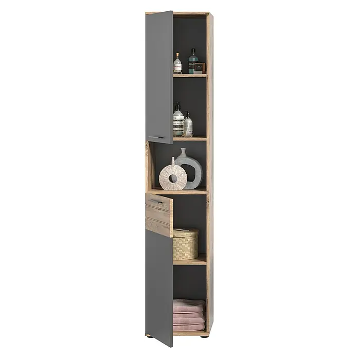 xonox.home Mason Hochschrank Mason - 37 x 34 x 190 cm - Ein grauer, teilgeöffneter Badezimmerschrank mit Holzregalen, der verschiedene Badutensilien wie Handtücher und Dekorationen präsentiert.