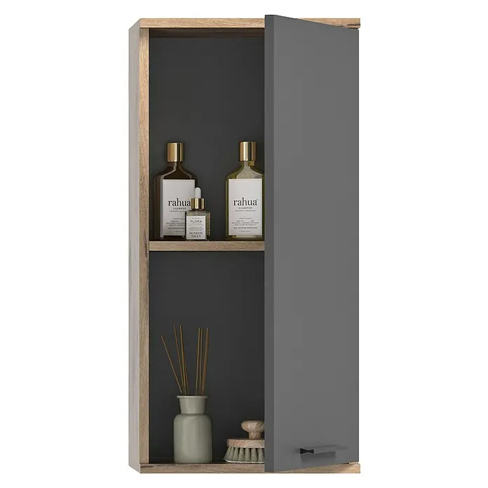 xonox.home Mason Hängeschrank Mason - 37 x 24 x 77 cm, Nox Oak/Basalt Grau - Badezimmerschrank mit zwei Regalen. Auf den Regalen stehen Pflegeprodukte, Räucherstäbchen und eine Bürste. Die Tür ist grau und steht offen.
