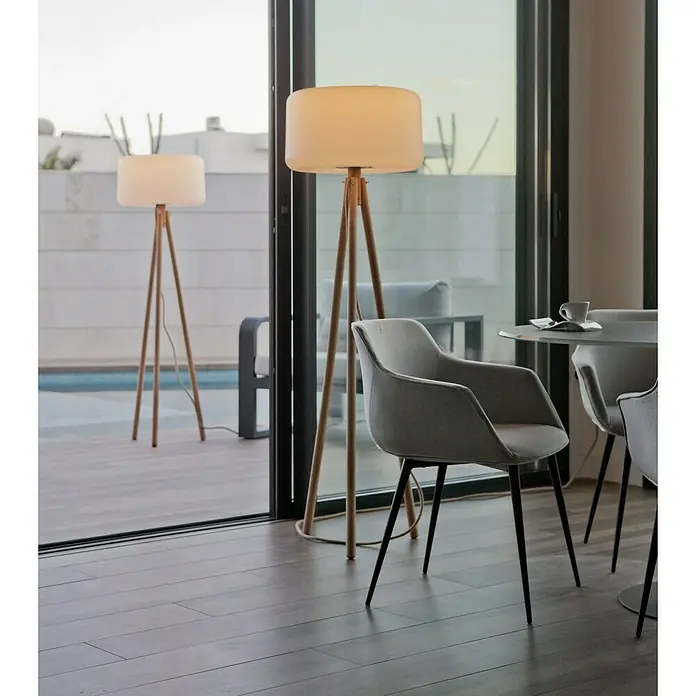 New Garden Außenstehleuchte Chloe - Höhe: 140 cm - Elegante Stehlampe mit Holzgestell und zylindrischem Lampenschirm, die eine warme Atmosphäre in jeden Raum bringt.
