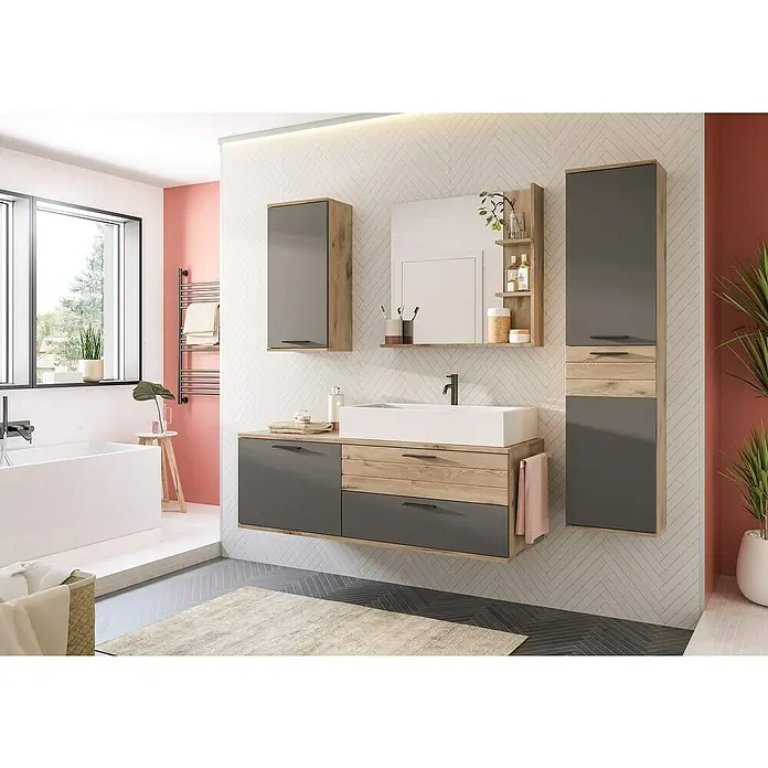 xonox.home Mason Badmöbel-Set Mason - Gesamtbreite Badmöbel: 192 cm, Nox Oak/Basalt Grau, Matt - Ein modernes Badezimmer mit grauem Waschtischunterschrank, Spiegelschrank und Hochschrank in Holzoptik, das eine elegante Atmosphäre schafft.