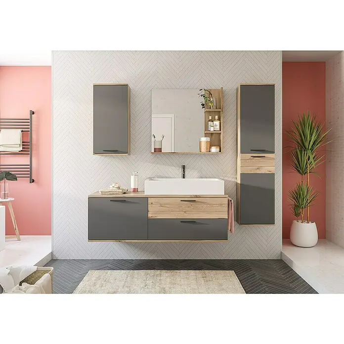 xonox.home Mason Badmöbel-Set Mason - Gesamtbreite Badmöbel: 192 cm, Nox Oak/Basalt Grau, Matt - Badezimmer-Interieur mit einem modernen Waschtischunterschrank in Grau und Holzoptik, ergänzt durch einen Spiegel und zwei Hängeschränke.