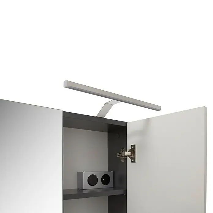 xonox.home LED-Spiegelleuchte -  - Das Bild zeigt einen modernen Spiegelschrank mit integrierter Beleuchtung und einem offenen Fach, das ein graues Regal mit Steckdosen zeigt.