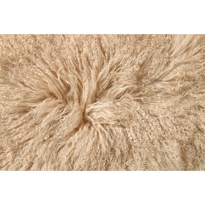 Esbeco Schaffell Tibet - Beige, 100 x 70 cm - Nahaufnahme eines cremefarbenen Lockenlammfells, das eine weiche, gewundene Textur für Komfort und Stil zeigt.