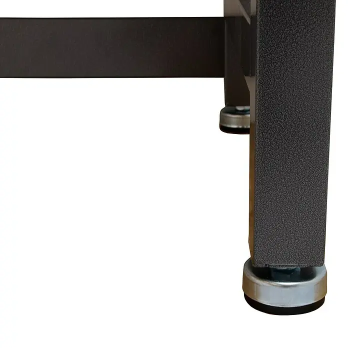 Werkbank mit Lochwand - L x B: 62 x 122 cm, Arbeitshöhe: 156 cm, Belastbarkeit: 195 kg, Anthrazit/Silber - Nahaufnahme der Basis eines Möbelstücks, das einen stabilen Stand durch verstellbare Metallfüße mit Gummierung bietet.