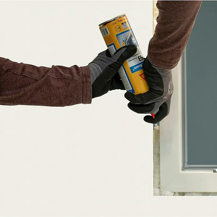 Sika Bauschaum 1-K PU - 300 ml - Handwerker dichtet ein Fenster mit Sika Boom Schaumstoff ab, um es zu isolieren. Perfekt für Bauprojekte.