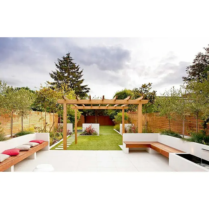 Pérgola estándar Classic - L x An: 400 x 300 cm - Un jardín moderno y elegante con pérgola de madera, césped, bancos y exuberante vegetación, ideal para relajarse y disfrutar al aire libre.