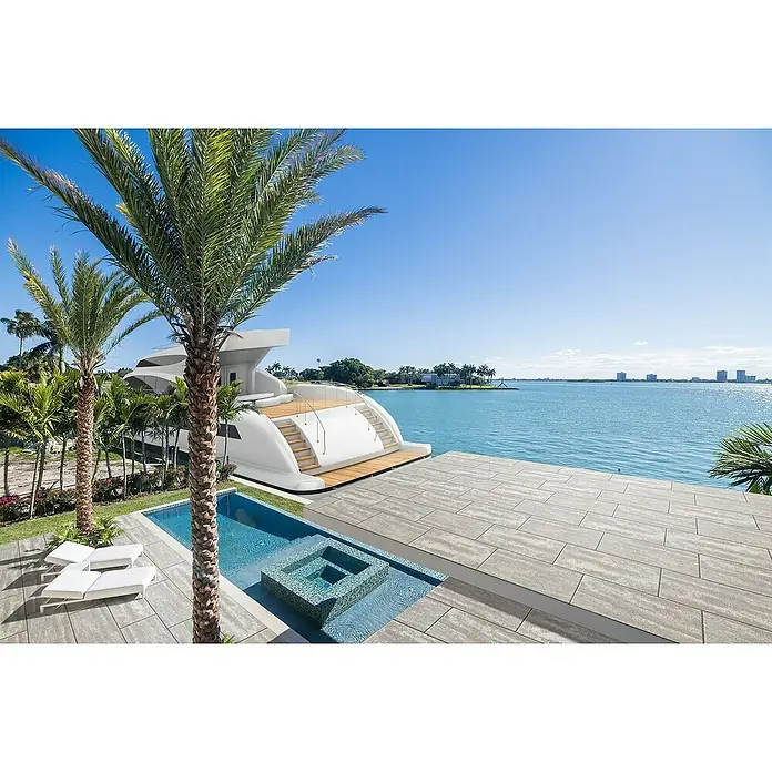 Terrassenplatte Industrial - 80 x 40 x 4 cm, Silver, Beton - Luxuriöse Yacht mit Pool und Sonnenterrasse vor blauem Himmel.