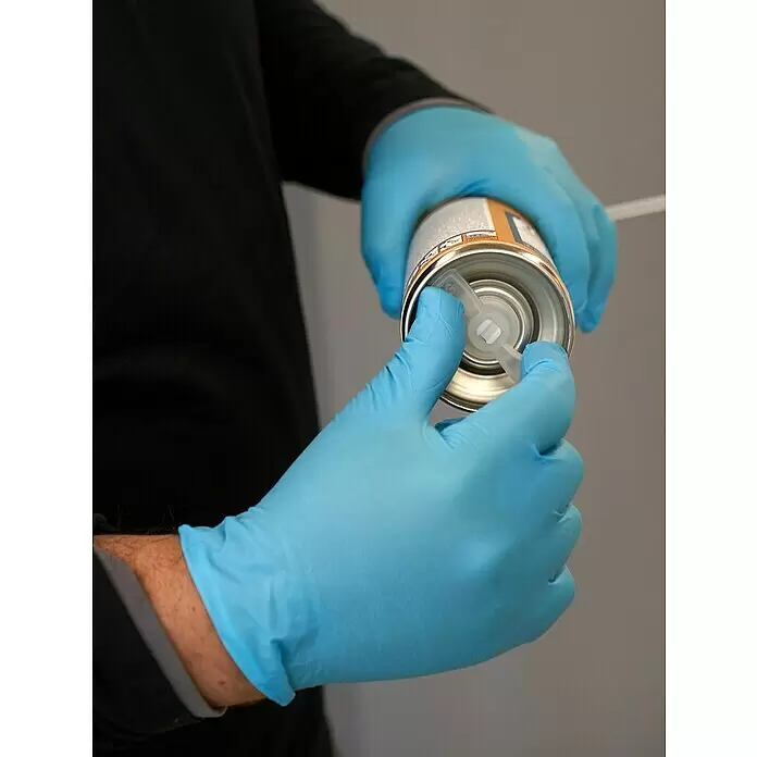 Sika 2K-Montageschaum BOOM-156 2C - 400 ml - Hände in blauen Handschuhen befestigen einen weißen Kunststoffapplikator an einer silbernen Aerosoldose.
