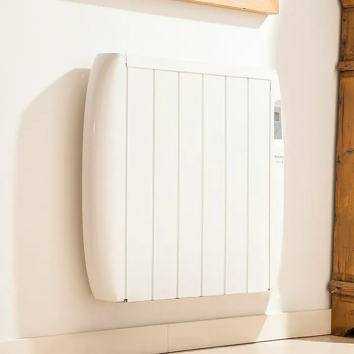 Taurus Konvektorheizung Malbork - 1.200 W, Raumgröße bis ca. 12 m², Weiß - Ein weißer Taurus Heizkörper an einer Wand befestigt, der eine effiziente und stilvolle Heizlösung für Ihr Zuhause bietet.