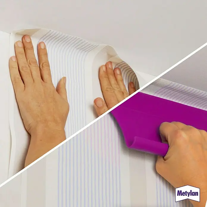 Metylan Tapetenkleister Papierkleister - 125 g - Eine Person befestigt Streifentapete mit den Händen und einem lilafarbenen Werkzeug an der Wand. METYLAN Logo unten rechts.