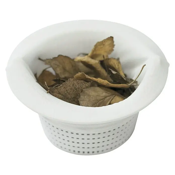 Steinbach Filtro de repuesto para skimmer - 12 ud., Blanco - Un cesto de skimmer de piscina blanco lleno de hojas marrones, ideal para la limpieza de piscinas.
