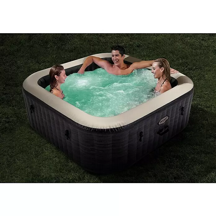 Intex Pure Spa Mobil-Whirlpool Greystone Deluxe - L x B x H: 196 x 196 x 71 cm, Grau, 1.098 l - Drei Personen entspannen in einem aufblasbaren dunkelgrau-beigen Outdoor-Whirlpool.