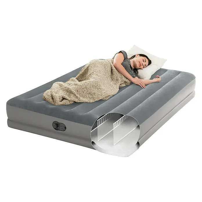 Intex Luftbett - L x B x H: 203 x 152 x 30 cm, Integrierte Luftpumpe - Luftmatratze mit schlafender Person. Das Design der Luftmatratze verfügt über eine spezielle Konstruktion für zusätzlichen Komfort.