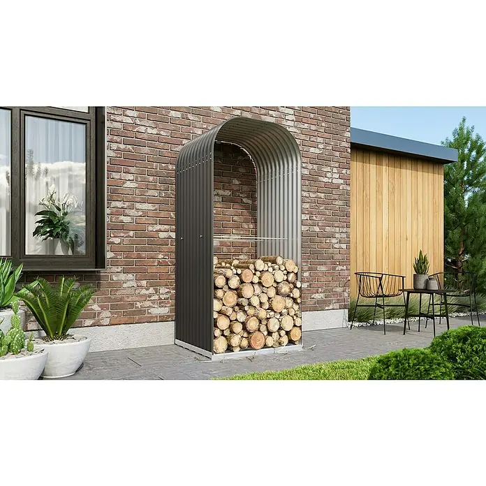 Vitavia Kaminholzregal Lignum 858 - 86 x 99 x 223 cm, Stahl, Granit - Eine graue, halboffene Kaminholzaufbewahrung aus Metall ist mit Holzscheiten gefüllt und steht im Garten an einer Hauswand.