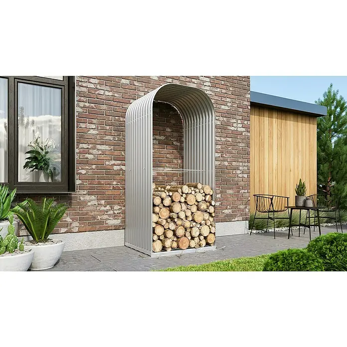 Vitavia Kaminholzregal Lignum 858 - 86 x 99 x 223 cm, Aluminium, Grau - Ein Holzregal aus Metall mit einer bogenförmigen Öffnung, gefüllt mit Holzscheiten, vor einer Backsteinmauer.