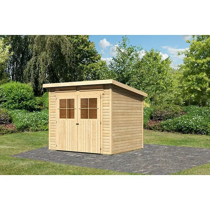 Karibu Gartenhaus Glücksburg - Außenmaß inkl. Dachüberstand (B x T): 267 x 236 cm, Holz, Natur, Grundfläche: 5,07 m² - Ein helles Holzgartenhaus mit Doppeltüren und Fenstern, eingebettet in eine grüne Gartenumgebung.