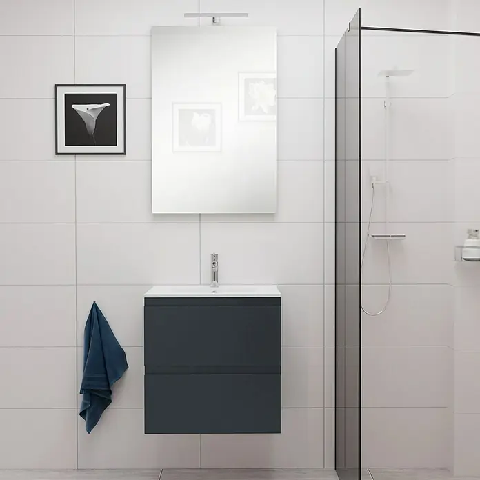 Camargue Espacio Badmöbel-Set E13 - 60 cm, Gama anthrazit matt - Ein elegantes Badezimmer-Interieur mit einem dunklen Waschtischunterschrank, einem Spiegel und einer modernen Dusche.