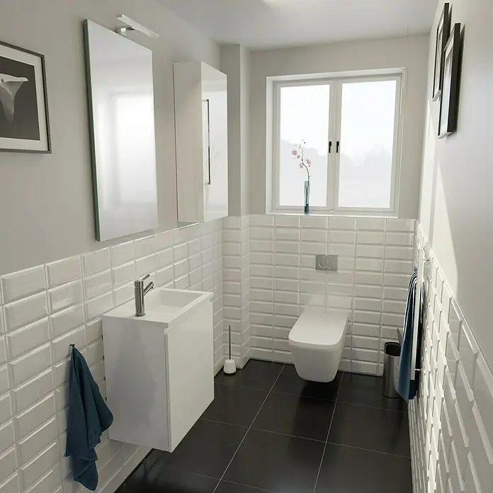 Camargue Espacio Badmöbel-Set H63 - 90 cm, Gama weiß glänzend - Ein modernes Badezimmer mit weißen Kachelwänden, einem weißen Waschtisch und einer Toilette. Der Raum ist hell und minimalistisch gestaltet.