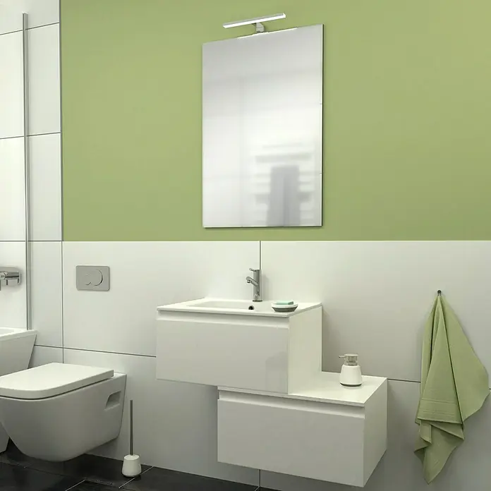 Camargue Espacio Badmöbel-Set G43 - 80 cm, Gama weiß glänzend - Badezimmer mit einem Spiegel, einem Waschbecken mit Unterschrank, einer Toilette und grünen Akzenten für eine moderne und stilvolle Atmosphäre.
