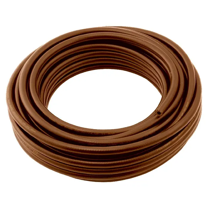 Tubo de instalación microgoteo flexible - 4 mm, 25 m - Primer plano de una línea de irrigación marrón enrollada, diseñada para sistemas eficientes de riego.