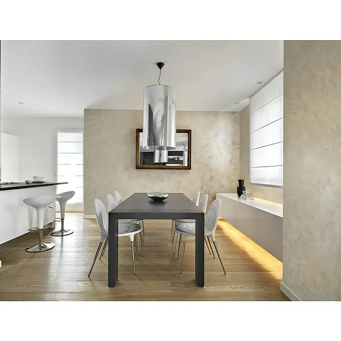 Osaka Yeso con efecto de color Efecto perlado - Plateado, 1 l - Elegante comedor con una mesa de comedor moderna y una lámpara colgante elegante. Las sillas blancas complementan el aspecto general.