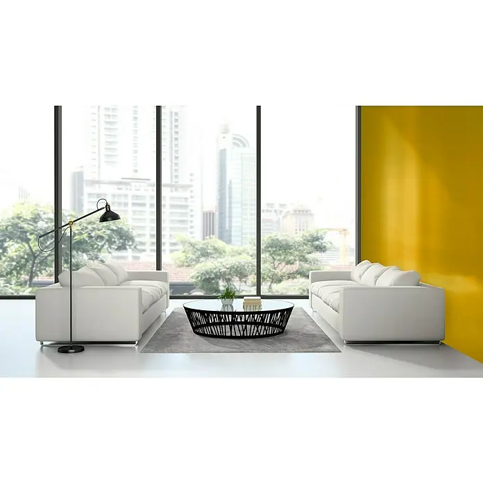 Osaka Pintura para efectos decorativos Supreme Colours - Oro, Brillante, 1 l - Sala de estar luminosa con sofás blancos modernos, una mesa de centro redonda y una lámpara de pie frente a una ventana con vista a la ciudad.