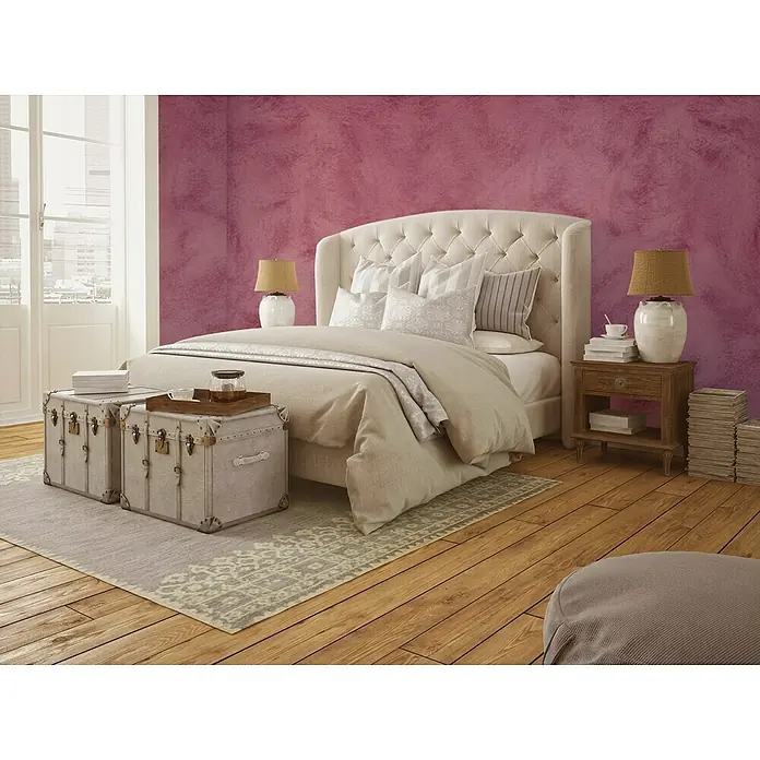 Osaka Pintura para efectos decorativos Arena - 5 l, Rojo, Mate - Un dormitorio con una cama cómoda, una mesita de noche y unos baúles que añaden un ambiente acogedor y agradable al espacio.