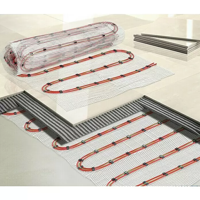 Jollytherm Fußbodenheizung Hybrid Vario-Heat - Beheizbare Fläche: 5 m², 150 W - Rote elektrische Fußbodenheizkabel auf weißem Netz, teilweise gerollt und unter hellbeigen Fliesen mit grauem Kleber verlegt.