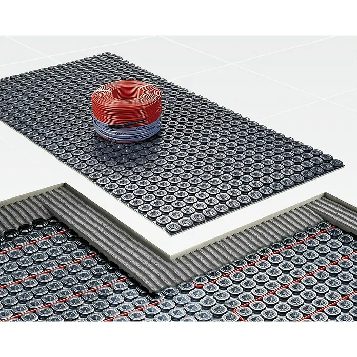 Jollytherm Fußbodenheizung Terraheat Plus - B x L: 40 x 80 cm, Beheizbare Fläche: 2,5 m² - Nahaufnahme eines Fußbodenheizungssystems mit einer Rolle rotem Kabel und schwarzen Noppenplatten für eine effiziente Wärmeverteilung.