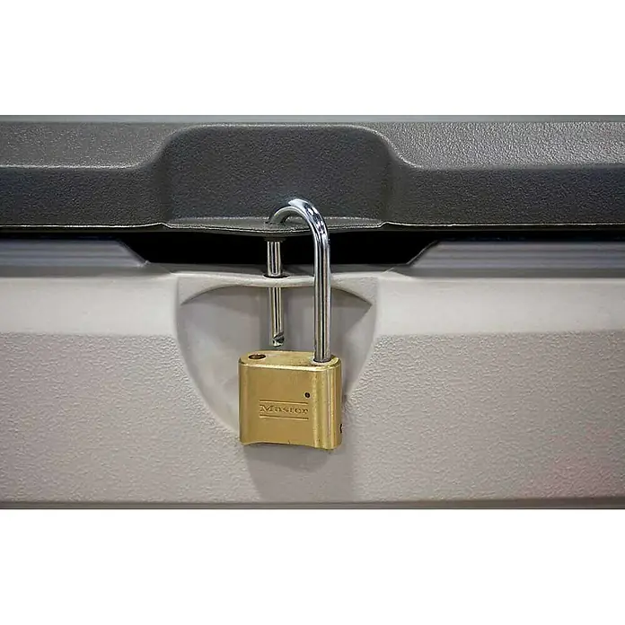 Lifetime Gartenbox XXL - L x B x H: 153 x 61 x 66 cm, Kunststoff - Nahaufnahme eines Vorhängeschlosses der Marke Master Lock, das an einer grauen Kunststoffbox befestigt ist.