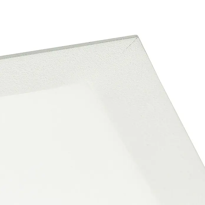 Brilliant LED-Deckenleuchte Odella - 37 W, L x B x H: 59,5 x 59,5 x 5 cm, Weiß, RGBW - Detailaufnahme eines weißen Deckenpaneels mit leichter Textur vor einem schwarzen Hintergrund, das die Beschaffenheit und das Design hervorhebt.