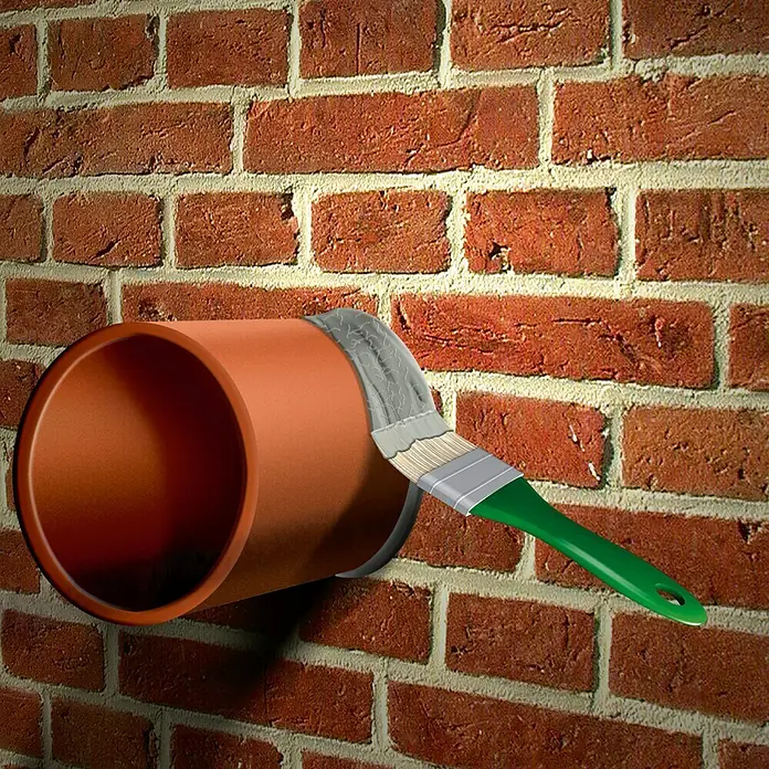 MEM Dicht-Fix - 4 l - Illustration einer Abwasserleitung in einer Ziegelmauer, die mit einem Pinsel und Dichtmittel abgedichtet wird.