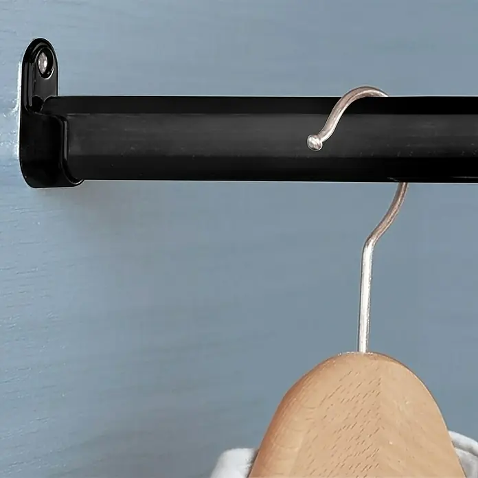 Soporte de barra para ropa terminal - Largo: 1,25 cm, Plástico, Negro, 2 ud. - Primer plano de una barra de armario negra con una percha de madera, perfecta para organizar la ropa con estilo.