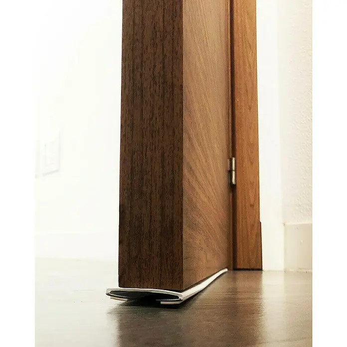 Junta para puerta Antipinzamiento - Blanco, Largo: 1 m - Una vista cercana de una puerta con un burlete instalado que ahorra energía y reduce el ruido.