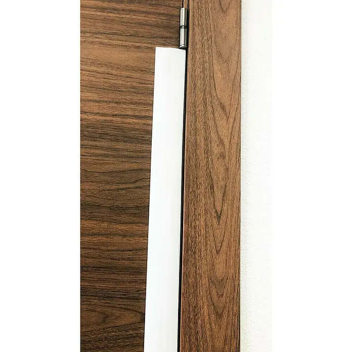 Junta para puerta Antipinzamiento - Blanco, Largo: 1 m - Primer plano de una puerta de madera moderna con una burlete blanca y elegante para un aspecto limpio y pulido.