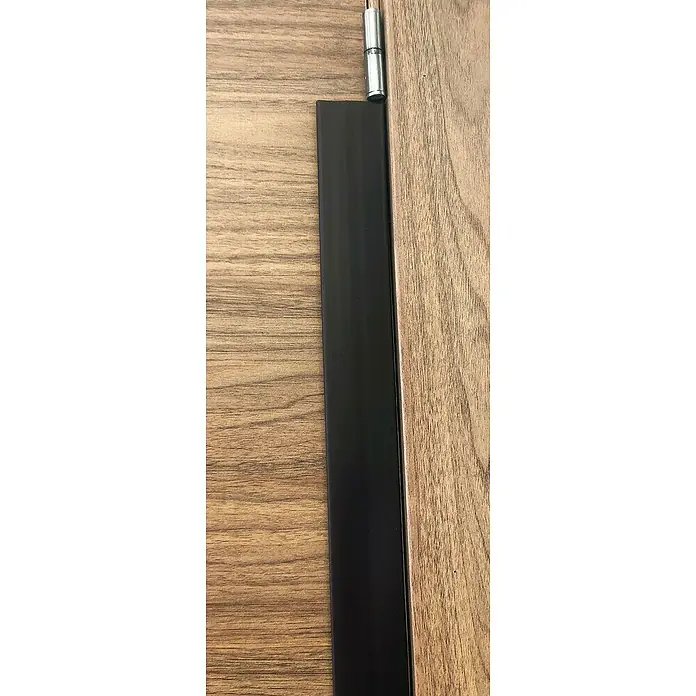 Junta para puerta Antipinzamiento - Marrón, Largo: 1 m - Primer plano de un marco de puerta negro sobre una mesa de madera, destacando sus líneas limpias y la calidad de fabricación.