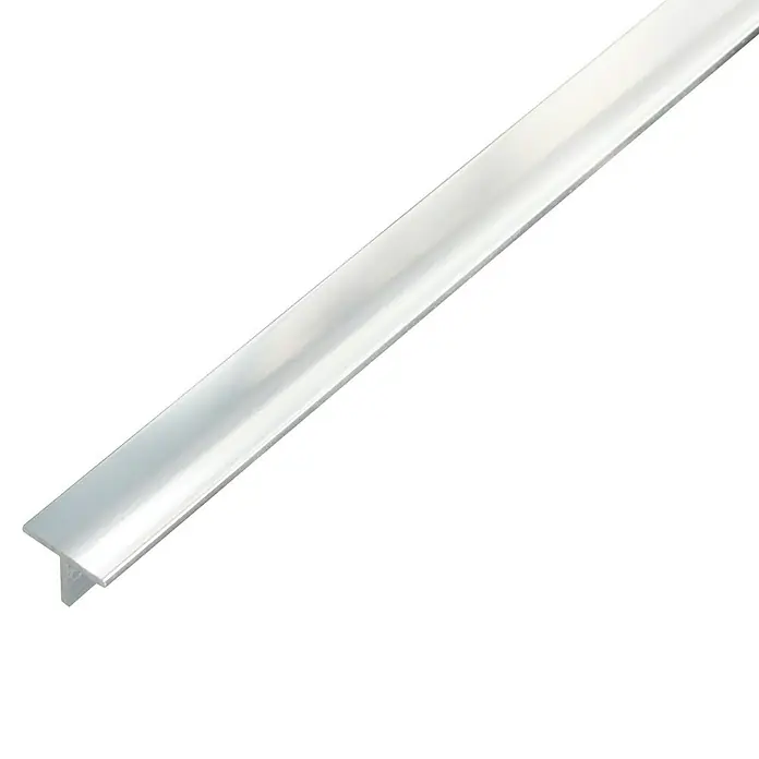 Alberts T-Profil - 2.000 x 15 x 15 mm, Stärke: 1,5 mm, Aluminium, Chromdesign - Nahaufnahme eines glänzenden, silberfarbenen T-Profils, das sich diagonal über einen schwarzen Hintergrund erstreckt und dessen Form klar erkennbar ist.