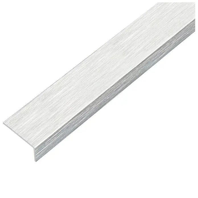 Alberts Winkelprofil selbstklebend - 2.000 x 15 x 10 mm, Stärke: 1 mm, Aluminium, Edelstahldesign hell - Das Bild zeigt eine silberfarbene Profilleiste mit gebogener Kante, die sich ideal für den Einsatz als Kantenschutz eignet.