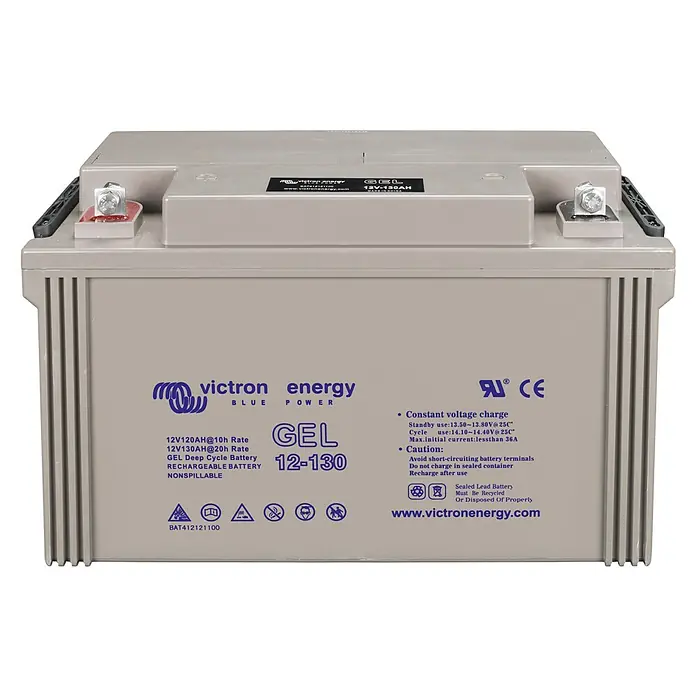 Sunset Solar-Gelbatterie - 130 Ah, 12 V - Nahaufnahme einer Victron Energy GEL 12-130 Batterie, einer wiederaufladbaren 12V-Batterie mit blauer Aufschrift auf grauem Hintergrund.