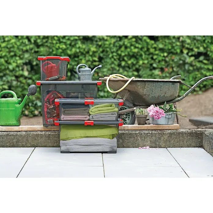 Rotho Aufbewahrungsbox Evo Total - L x B x H: 39,3 x 28,3 x 23 cm, Fassungsvermögen: 15 l, Kunststoff, Farbe Deckel: Transparent - Aufnahme von transparenten Aufbewahrungsboxen mit farbigen Deckeln und Verschlüssen, die nützliche Gartenutensilien wie Gießkannen enthalten.