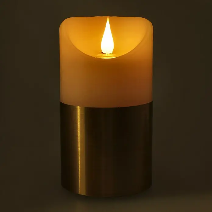 Konstsmide LED-Echtwachskerze - Ø x H: 7,5 cm x 13,5 mm, Weiß/Gold - Nahaufnahme einer LED-Kerze mit goldfarbenem Sockel, die warmes, sanftes Licht ausstrahlt und eine gemütliche Atmosphäre erzeugt.