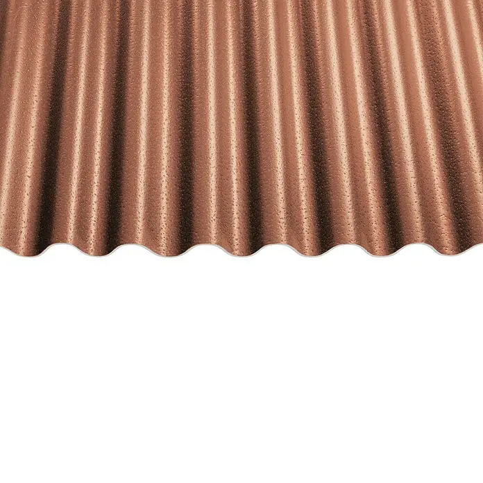 Gutta Wellplatte Shelltec - 200 cm x 95 cm x 4 mm, Terracotta-Rot - Detailansicht einer wellenförmigen, kupferfarbenen Metallplatte. Das Material weist eine feine, körnige Textur auf.