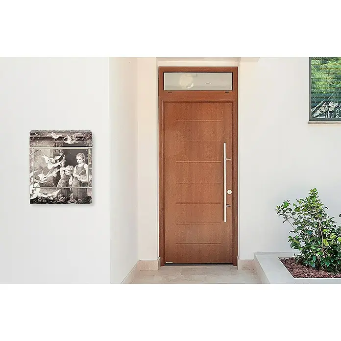 Wandbriefkasten - L x B x H: 12 x 38 x 45 cm, Stahl, Zeitungsfach, Märchen - Moderne Haustür aus Holz mit einem eleganten, schlichten Design und einem senkrechten Griff, neben einem verzierten Briefkasten an einer weißen Wand.