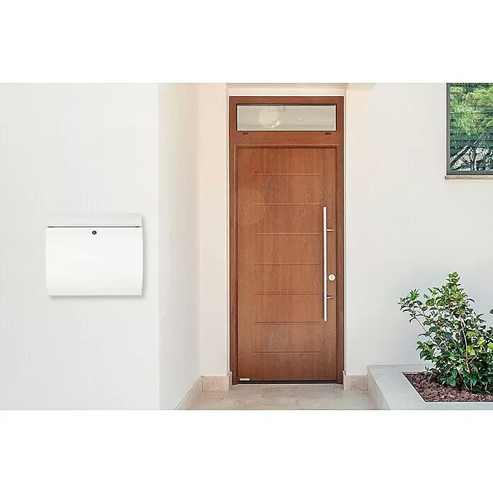 Burg-Wächter Wandbriefkasten Toscana 856 - L x B x H: 10,6 x 37,6 x 33 cm, Weiß, Stahl, Öffnungsstopp - Weißer Briefkasten neben einer modernen Holzeingangstür montiert.