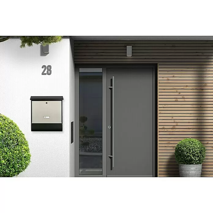 Burg-Wächter Wandbriefkasten London 68670 - L x B x H: 37,7 x 11,5 x 42 cm, Schwarz/Edelstahl, Stahl, Zeitungsfach - Wandbriefkasten in Hellbeige mit schwarzen Akzenten, an moderner Hauswand montiert.