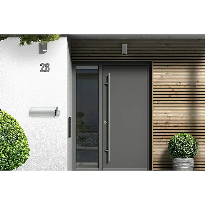 Portaferm Zeitungsbox PF 60 - Weiß - Moderne Haustür in Grau mit großem Griff und Hausnummer 28 für einen einladenden Eingangsbereich.